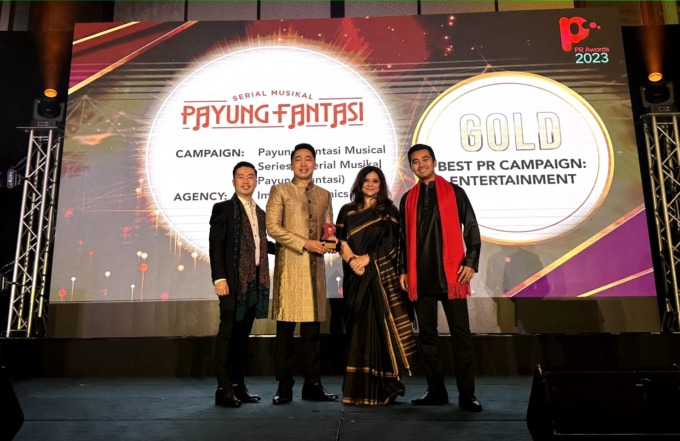 PENGHARGAAN: Program Manager www.indonesiakaya.com, Billy Gamaliel beserta tim menerima penghargaan Gold yang diserahkan Global Communications Director, Narrative & Content Cargill, Ananya Mukherjee.