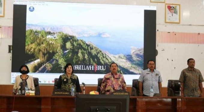 BUKA: Bupati Karo Cory Sriwaty Sebayang membuka Pembinaan Statistik Sektoral di Aula Kantor Bupati Karo, Jumat (28/4) kemarin.