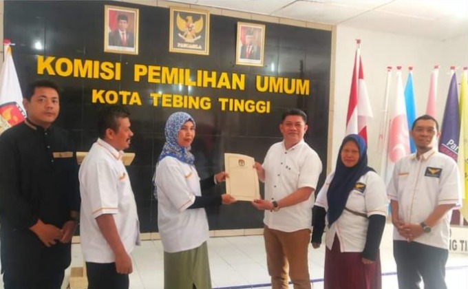 PENDAFTARAN: Partai Garuda dan Partai Buruh ketika melakukan pengajuan pendaftaran baceleg Kota Tebingtinggi ke KPU Kota Tebingtinggi, Kamis (17/5) kemarin.
