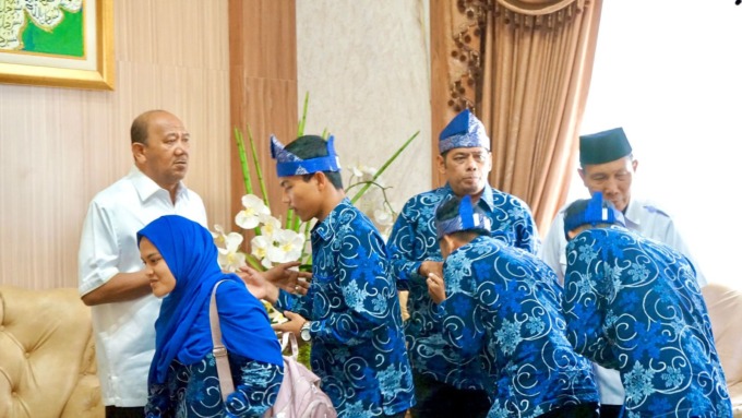 SALAM: Syah Afandin bersalaman dengan peserta STQ tingkat Sumut di Rumah Dinas Bupati Langkat, Rabu (17/5).