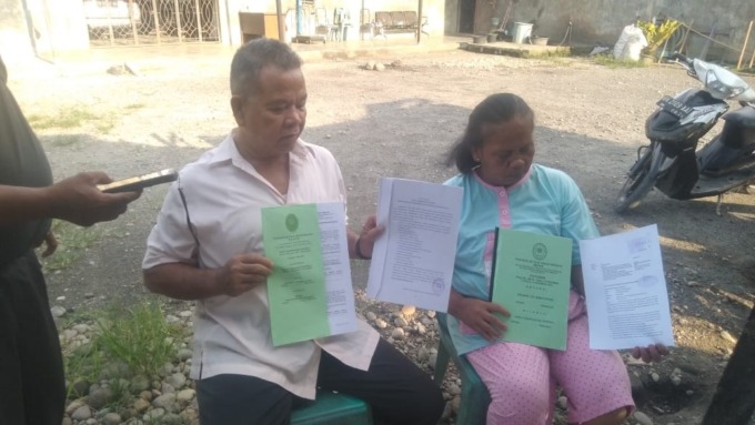 TUNJUKKAN: Eduard Tua Simatupang menunjukkan putusan PTUN yang sudah inkrah terkait sengketa Pilkades Cinta Damai.