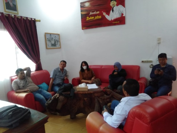 WAWANCARA: Ketua DPC PDI Perjuangan Kabupaten Deliserdang, Eko Sopianto saat diwawancarai wartawan sekaitan kasus dugaan jual beli jabatan kepala sekolah (Kasek) di Kabupaten Deliserdang. batara tampubolon/sumutpos.