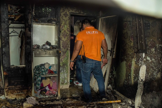 INAFIS melakukan penyelidikan di kamar terbakarnya 1 rumah di jalan selamat pulau medan, rabu (3/5/2023).  Kebakaran berasal dari salah satu kamar warga dan memakan 2 korban usia di bawah umur.Refinaldi Setiawan/Sumut Pos.