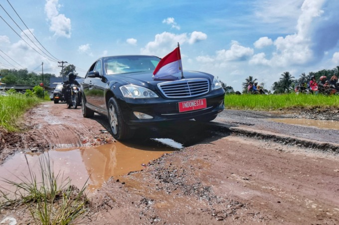 LINTASI: Presiden RI Jokowi bersama rombongan melintasi jalan rusak dan berlubang di Lampung yang sempat viral beberapa waktu lalu, Jumat (5/5).