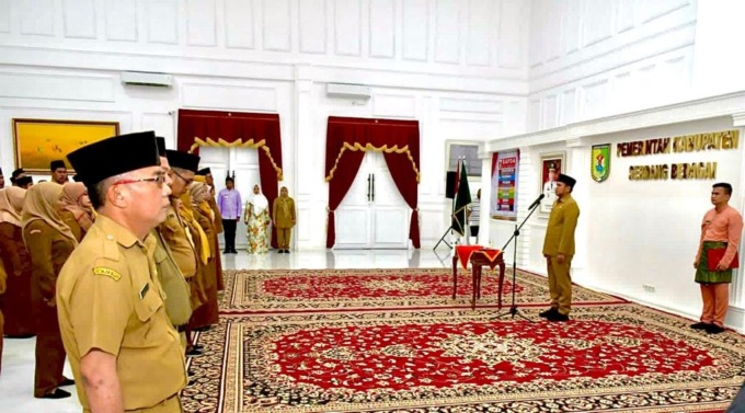 LANTIK: Wabup Serdang bedagai H.Adlin Tambunan saat pe-lantikan serta pengukuhan Jabatan Pengawas di ling-kungan Pemkab Sergai.