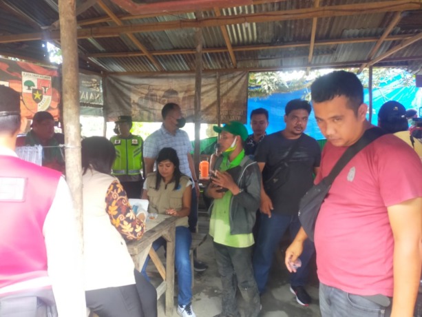 PERIKSA: Proses pemeriksaan di warung tuak.