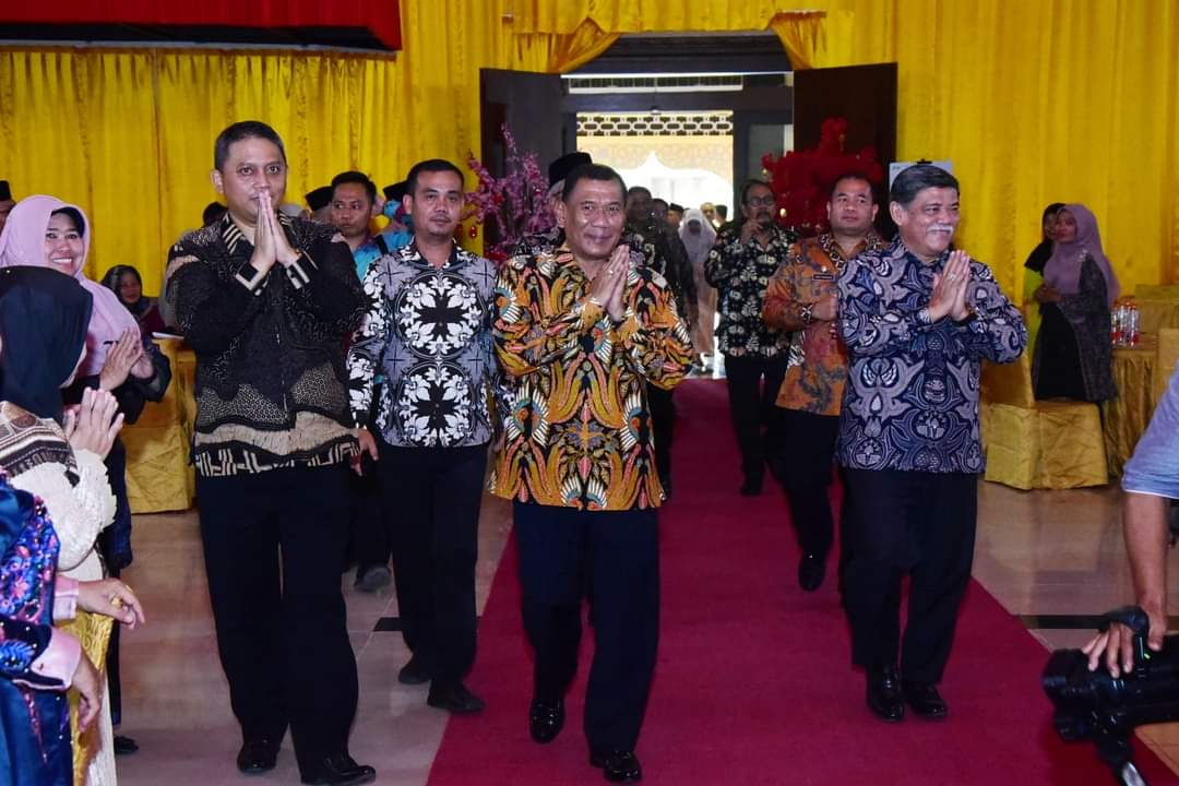 HALALBIHALAL: Bupati Deliserdang Amri Tambunan dan Wabup M Ali Yusuf Siregar saat memasuki acara Halalbihalal Aula Hotel Tong Inn. BATARA/SUMUT POS.