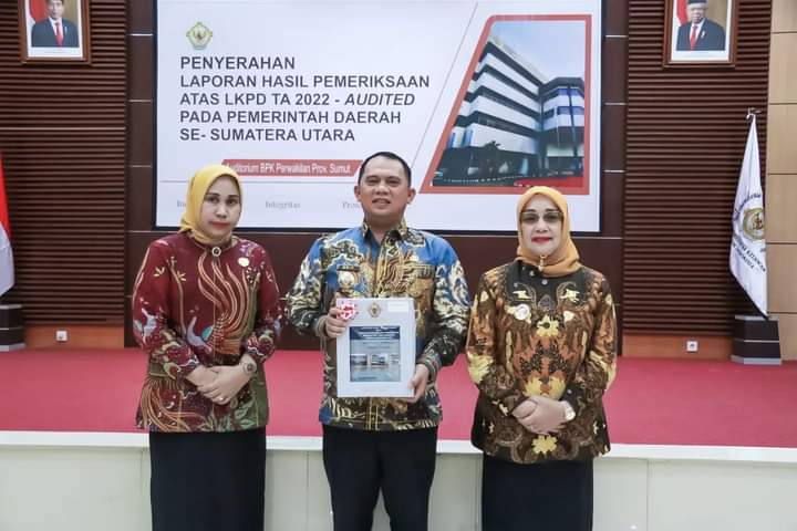 FOTO BERSAMA: Bupati, Wabup dan Ketua DPRD Labuhanbatu foto bersama usai menerima LHP WTP BPK Sumut.FAJAR/SUMUT POS.