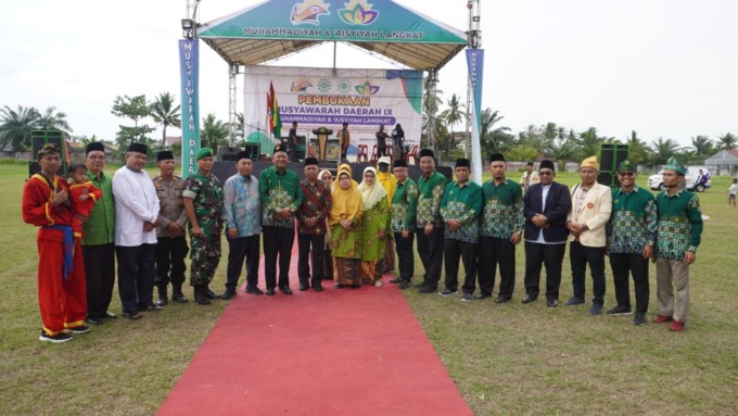 BERSAMA: Plt Bupati Langkat Syah Afandin saat menghadiri acara Musda IX Muhammadiyah dan Aisyiyah Kabupaten Langkat di Stadion Nur Cahaya Tanjungpura, Sabtu (6/5).