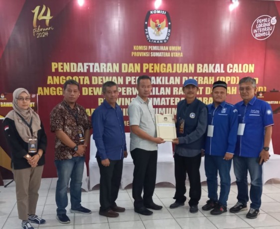Wakil Ketua DPW PAN Sumut Afan Alquds didampingi Jahidin Daulay dan Suartono, saat menyerahkan perbaikan berkas Bacaleg PAN ke KPU