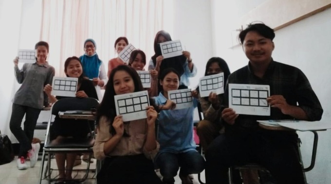 PSIKOLOGI: Mahasiswa Psikologi USM Indonesia usai praktikum dengan salah satu alat tes.