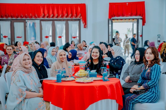 BERSAMA: Kahiyang Ayu M Bobby Afif Nasution bersama Pengurus TP PKK Se-Kota Medan di Gedung Serba Guna PKK, Jalan Rotan Proyek Medan, Rabu (10/5)