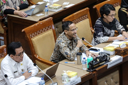 RAPAT: Mendikbudristek Nadiem Makarim saat rapat kerja bersama Komisi X DPR RI, yang juga dihadiri Kementerian Pendayagunaan Aparatur Negara dan Kementerian Keuangan, Rabu (24/5).
