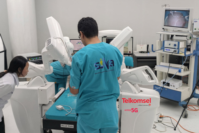 Telkomsel dukung Kementerian Kesehatan RI untuk melangsungkan uji coba dan demonstrasi implementasi 5G Robotic Telesurgery pertama di Indonesia yang didukung oleh solusi serta layanan terdepan dari Telkomsel, di mana use case ini memungkinkan dokter bedah