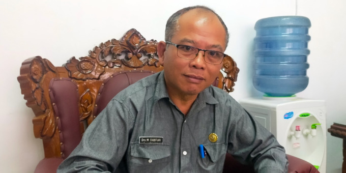 JELASKAN: Kepala Dinas Perpustakaan dan Arsip Dairi, Marisi Sianturi menjelaskan terkait rencana operasional Perpustakaan Pemkab Dairi, Kamis (11/5).RUDY SITANGGANG/SUMUT POS.
