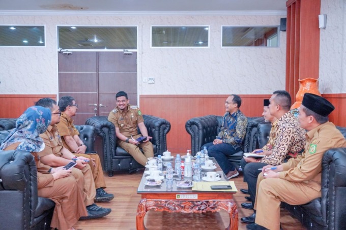 KUNJUNGAN: Wali kota Medan Bobby Nasution saat menerima PT Fortuna Medika Medan terkait pembangunan Rumah Sakit Primaya di Kota Medan di Gedung DPRD Kota Medan, Selasa (23/5/2023).