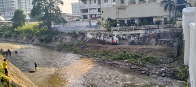BERSIHKAN: Tim gabungan Pemko Medan saat membersihkan pinggiran aliran sungai Deli, Sabtu (13/5).