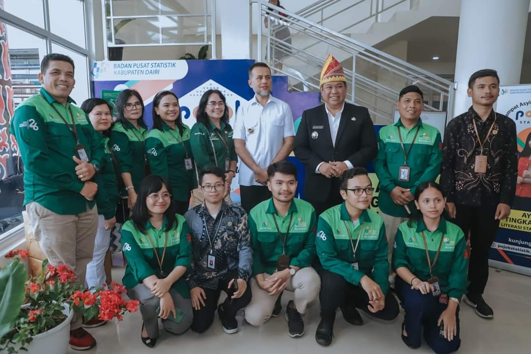 Kepala BPS Kabupaten Dairi, Minda Flora Ginting, Wakil Gubernur Sumatera Utara, Musa Rajekshah dan Bupati Dairi, Eddy KA Berutu diabadikan saat meninjau pojok statistik di Perpustakaan Naga Jambe milik Pemkab Dairi, Kamis (4/5/2023). (Rudy Sitanggang/Sumu