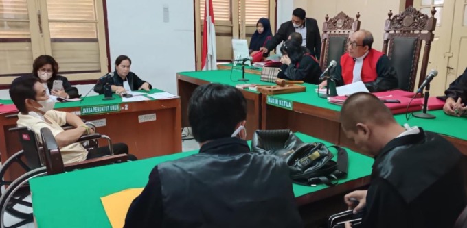 SIDANG: Bos judi Asia Mega Mas, Tek Siong, saat menjalani sidang di PN Medan beberapa waktu lalu.Istimewa.