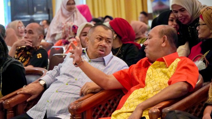 BINCANG: Plt Bupati Langkat Syah Afandin saat berbincang dengan Syamsul Arifin pada acara Halal Bihalal dan Silaturahim Idul Fitri 1444 Hijriah Keluarga Besar Ikadan Jabodetabek di Gedung Wanita BKOW, Jakarta Timur, Minggu (7/5).