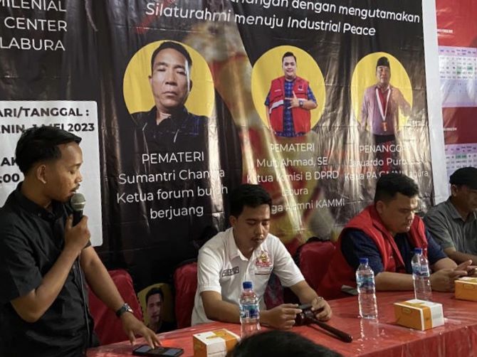 Sukarelawan Ganjar Milenial Center (GMC) Sumut saat melaksanakan kegiatan Forum Group Diskusi GMC Labura bersama sejumlah kaum buruh di Aula Kencana Puri, Kecamatan Kualu Huluh, Labura, Sumut, Senin (8/5/2023).(ist)
