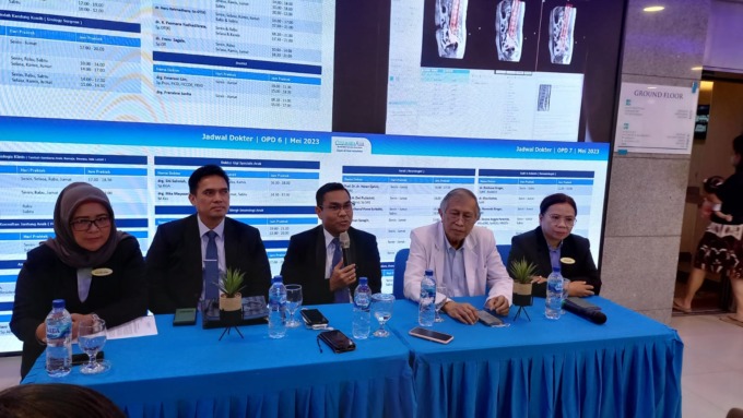 General Manager Rumah Sakit Columbia Asia Medan, Deny Hidayat (tengah) saat memberikan keterangan pers di lobi RS Colombia Asia Medan.(BAGUS SYAHPUTRA/SUMUT POS)