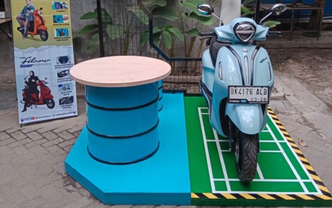 TEMANI: Varian motor scutik Yamaha Grand Filano Hybryd-Connected di warung teh dan kopi tarek Abah Awak, Tanjungmorawa, Deliserdang. (IST)