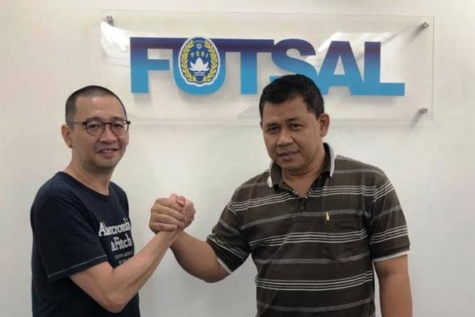 KOMENTAR: Justinus Lhaksana (kiri) beri komentar terkait kisruh AFP Sumut dengan Asprov PSSI. (IST)