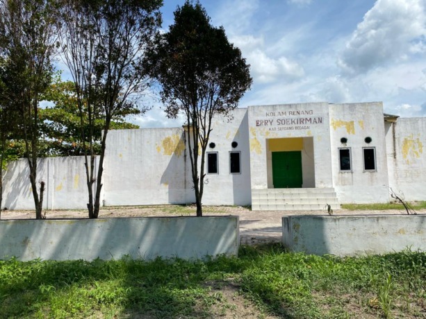 Kolam renang Erry-Soekirman yang kini tidak berfungsi. ( fad )