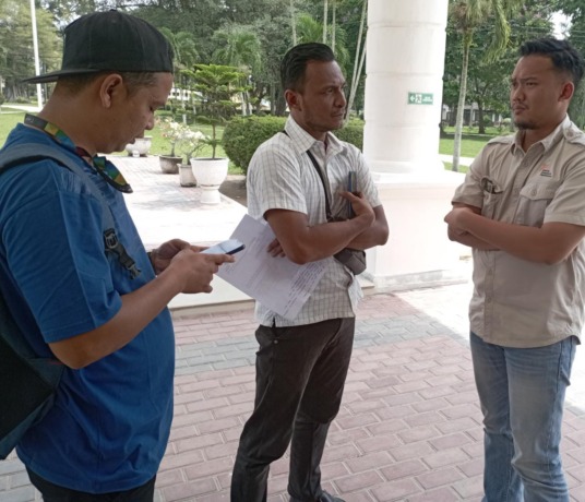 Awak media (Kiri dan Tengah) melakukan konfirmasi kepada pihak BSP Kisaran (Kanan)