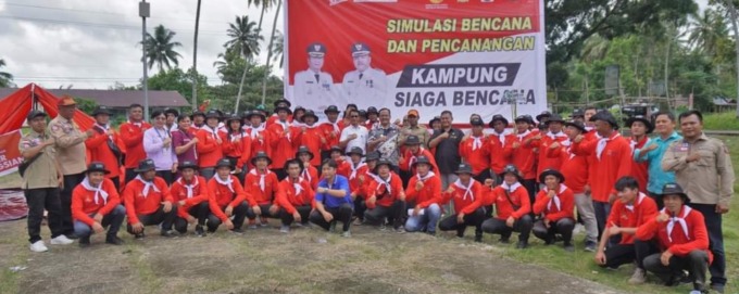 Abadikan : Wabup Nisel, Firman Giawa didampingi Dinsos Sisofonada Duha mengabadikan dengan foto bersama dengan para pengurus KSB. Jumat, (12/5).