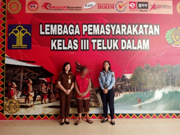 Ditahan : Tersangka EZ di titipkan di rutan Lapas Telukdalam di dampingi jaksa penuntut umum Kejari Nisel. Kamis, (6/4)