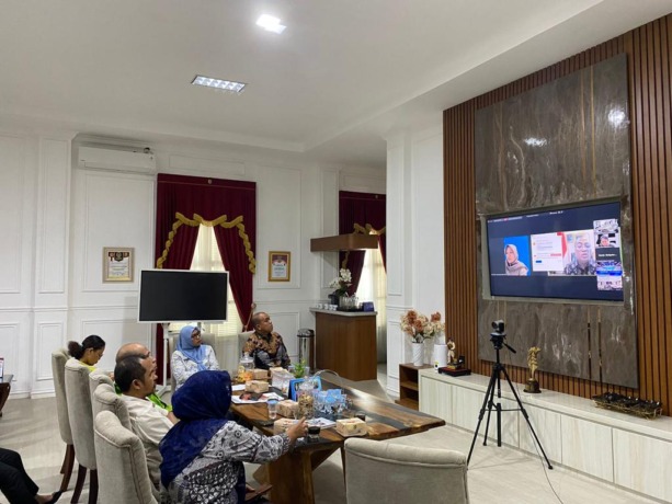 Sekdakab Sergai Faisal Hasrimy dan ketua KPU Sergai Fuad Hasan Lubis beserta Ketua BAWASLU Sergai Aguli Matondang saat mengikuti webinar dari kemendagri di ruang kerjanya. ( fad )