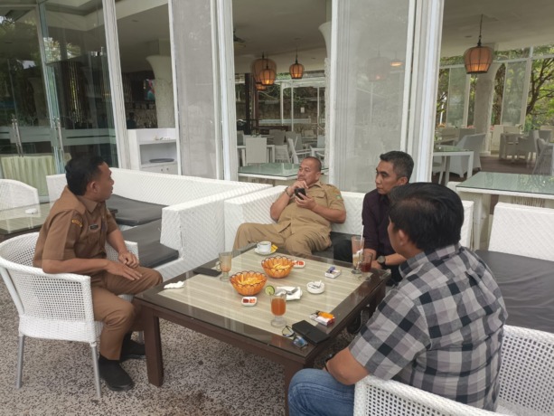 DISKUSI: Wakil Bupati Karo, Theopilus Ginting diskusi dengan Kadispora Sumut Baharuddin Siagian terkait pembangunan jalan menuju Sport Center Siosar. (ist)