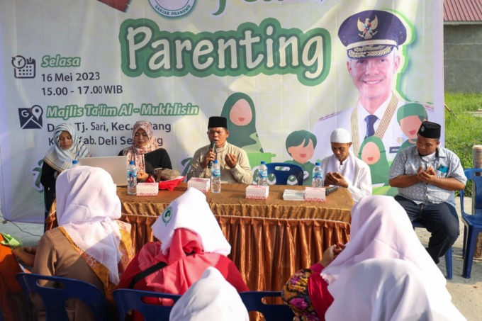 TGS Ganjar Sumut saat menggelar pelatihan parenting cara mendidik dan merawat anak sejak dari kandungan hingga dewasa kepada ibu-ibu Majelis Taklim Al Mukhlisin di Kecamatan Batang Kuis, Kabupaten Deli Serdang, Sumut, Selasa (16/5/2023).