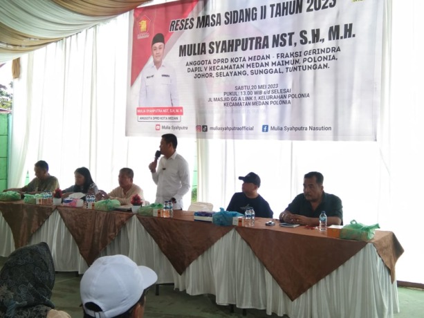 RESES: Anggota DPRD Medan Fraksi Gerindra, Mulia Syahputra Nasution SH MH saat menggelar Reses Masa Sidang II Tahun Keempat T.A 2023 di Jalan Masjid Gg A Lingkungan 1, Kelurahan Polonia, Kecamatan Medan Polonia, Sabtu (20/5/2023) sore