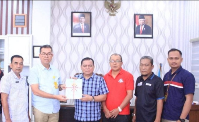 TERIMA: Plh Sekdakab Labuhanbatu menerima 16 Sertifikat Aset Milik Pemerintah Daerah dari Kantor Pertanahan Nasional Kabupaten Labuhanbatu (fajar/SUMUT POS)