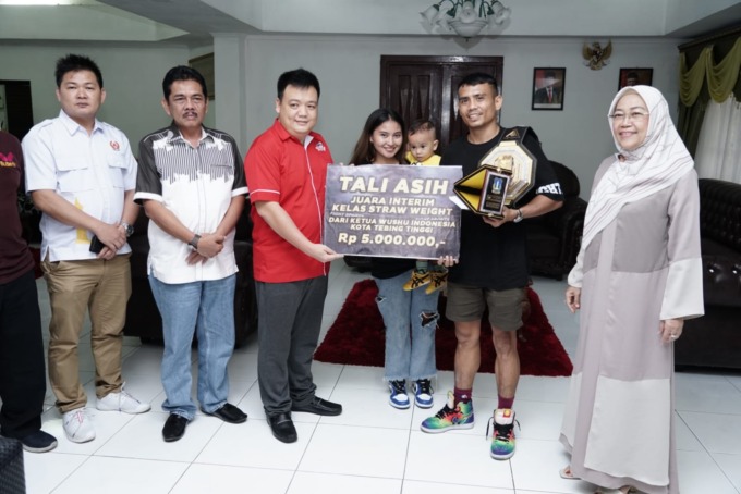 SAMBUT: Pj Wali Kota Tebingtinggi Muhammad Dimiyathi ketika menyambut Rustam Hutajulu di rumah Dinas Wali Kota Jalan Sutomo Kota Tebingtinggi.