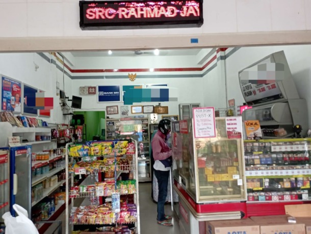 Kedai eceran kelontong milik Rahmad yang juga menyediakan jasa BRILink