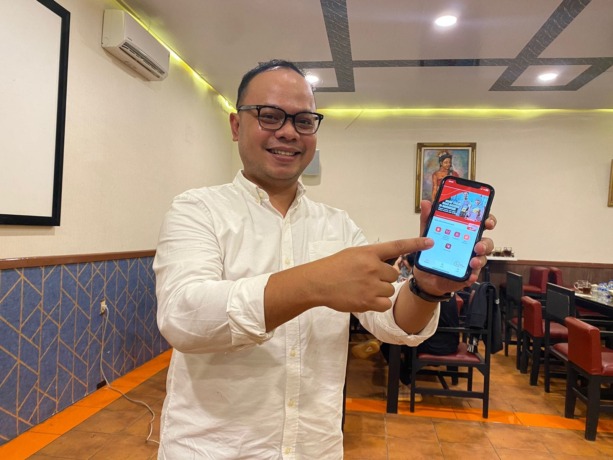 Head of Corporate Commmunication PT Asuransi Jiwa Generali Indonesia Windra Krismansyah sedang menunjukkan fitur telemedicine Dokter Leo. (Dewi Syahruni)