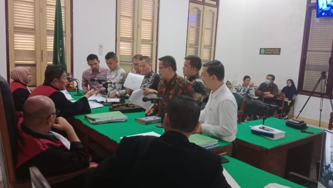 Para pihak mengajukan bukti pendukung dalam kasus gugatan kepemilikan lahan Grand City Hall, di PN Medan, Kamis (25/5).