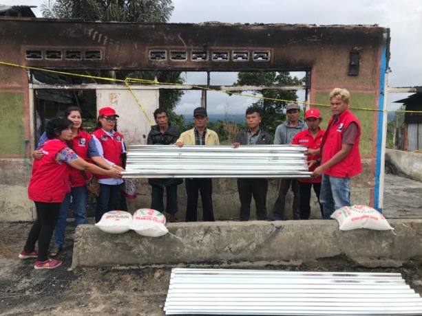 Wakil Ketua Komisi 2 DPR RI, DR Junimart Girsang melalui tim relawan menyerahkan bantuan kepada warga korban kebakaran di 2 Desa di Kabupaten Dairi, Rabu (24/5/2023).