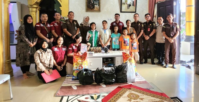 Kasi Intelijen Kejari, Hironimus Tafanao dan Kasi Pidum, J. Kristian Telaumbanua, Jaksa, dan staf berfoto bersama dengan terdakwa Erlina Zebua dan Kelima Anaknya. Rabu, (24/5).