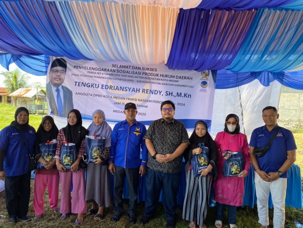 BERSAMA: Anggota DPRD Medan T Edriansyah Rendy diabadikan bersama usai menggelar Sosialisasi Produk Hukum Daerah Kota Medan Nomor 4 Tahun 2012 di Jalan Young Panah Hijau, Gang Tambak, Lingkungan 9, Kelurahan Labuhan Deli, Kecamatan Medan Marelan, Minggu (