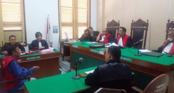 SIDANG: Suhar, terdakwa kasus perdagangan satwa dilindungi, saat menjalani sidang di PN Medan.