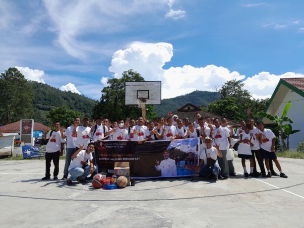 Sukarelawan yang tergabung dalam Orang Muda Ganjar (OMG) di depan SMA 1 Negeri Balige, Jalan Kartini Soposurung Balige, Hinalang Bagasan, Kecamatan Balige, Toba, Sumut, Selasa (30/5).