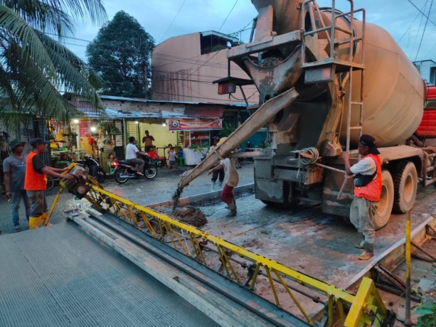 BETON JALAN: Pekerja saat melakukan pembetonan jalan di salah satu kecamatan di Kota Medan. Dinas SDABMBK Kota Medan sejak Januari sampai Mei Juni 2023, telah melakukan rehabilitasi (perbaikan) jalan sepanjang 37.416,50 meter.