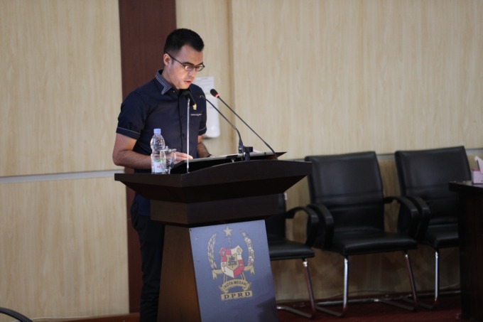 PARIPURNA: Ketua Fraksi Partai NasDem DPRD Medan, Afif Abdillah saat menyampaikan pemandangan umum Fraksi Partai NasDem atas Penjelasan Kepala Daerah terhadap Ranperda Kota Medan tentang Pajak dan Retribusi Daerah di ruang Paripurna Gedung DPRD Medan, Sel