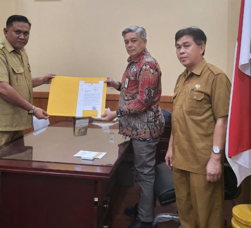 SERAHKAN: Kabag Hukum Pemkab Deliserdang, Muslih Siregar menyerahkan surat pengunduran diri Bupati Deliserdang Ashari Tambunan kepada Sekwan DPRD Deliserdang, Senin (12/6).