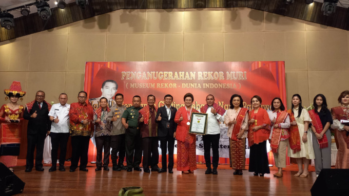 REKOR MURI:  Penganugerahan Rekor Dunia kepada keluarga Letjen Jamin Ginting yang diwakili Riahna Br Ginting, di Wisma Benteng, Jalan Kapten Maulana Lubis Medan, Rabu (14/6).